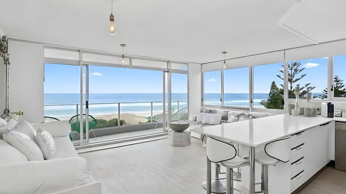 Main Beach Resort | Oceanview Apartment Steps from Main Beach