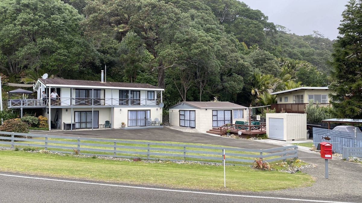 Waihau Bay Apartment | Oceanview at Oruaiti Beach in Waihau Bay