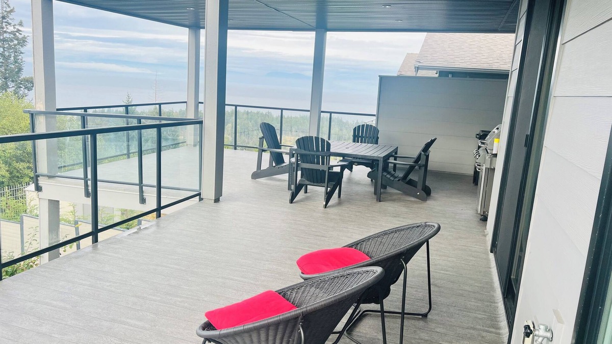 Regional District of Nanaimo House | Oceanview High end roof deck