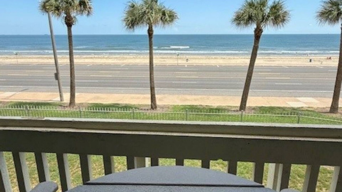 Galveston Condo | Oceanview Oasis Balcony + Pools Steps to Beach