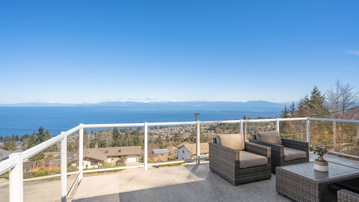 Regional District of Nanaimo House | Oceanview Paradise in Great Location!