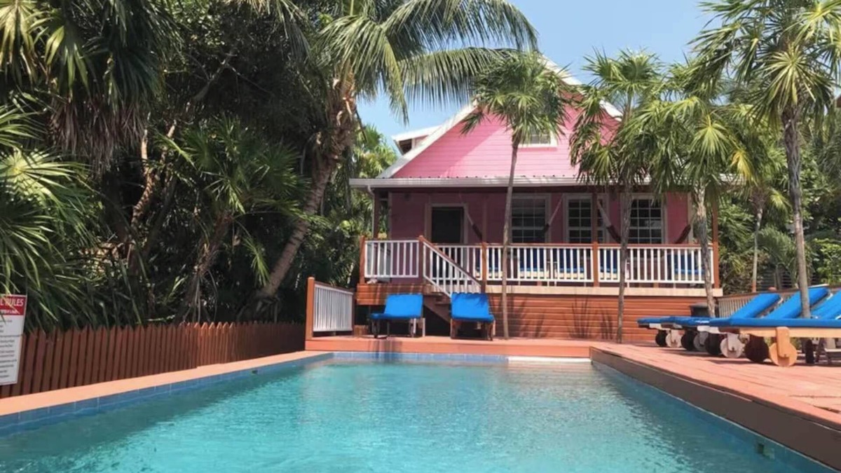 Caye Caulker Apartment | Oceanview/Pool/Dock/AC-Barbaras Beach House-3 bed/2 bath sleeps 7