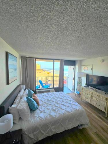 Daytona Beach Apartment | Oceanview Studio Condo w Balcony - Castaways Beach Resort