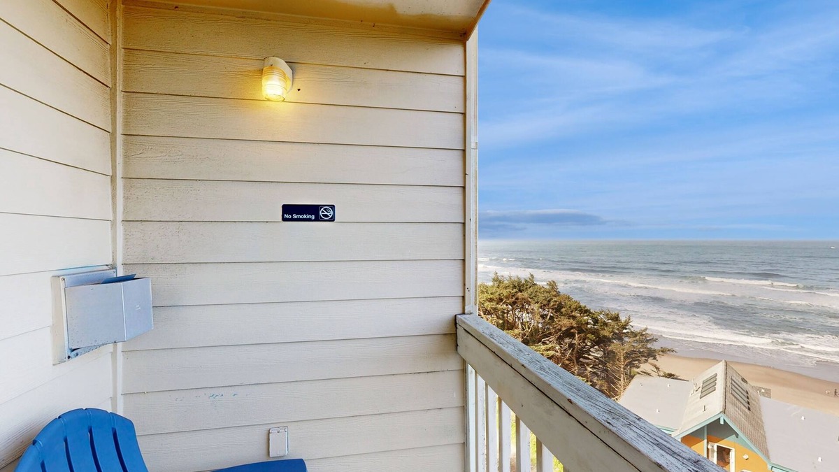 Lincoln City Apartment | Oceanview Studio on the Main Level - Nearby Beach Access, Dogs Welcome