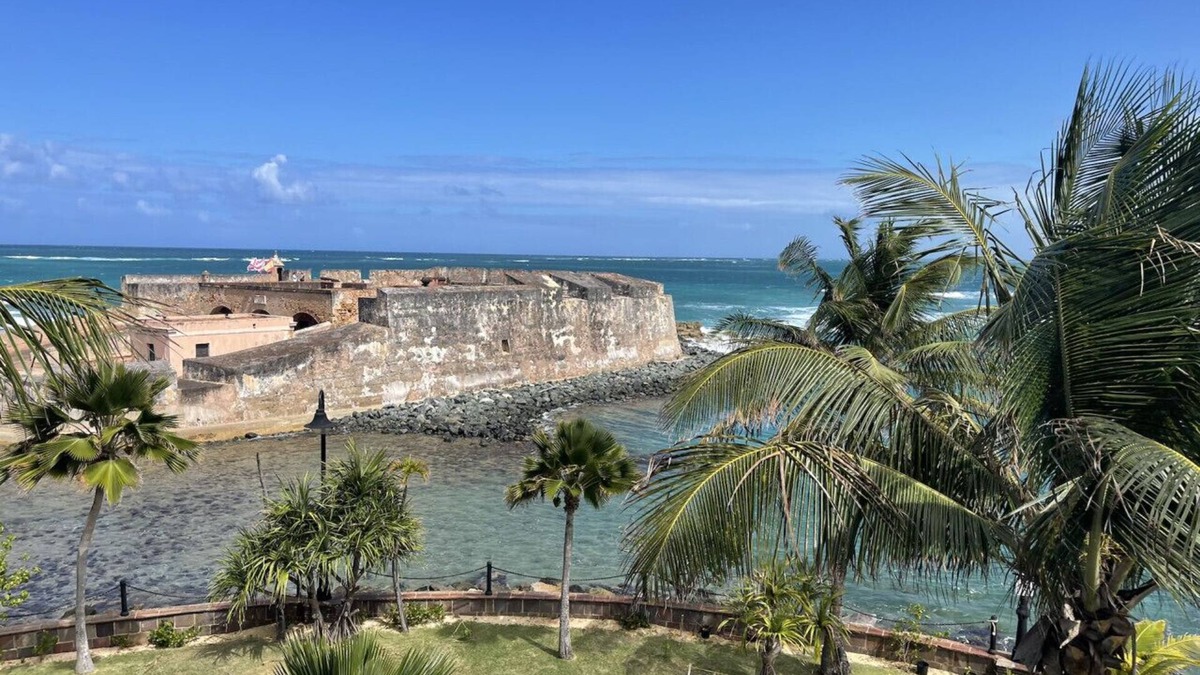 Puerta de Tierra Apartment | Oceanview Sub Penthouse, Walk to Beach & Pool