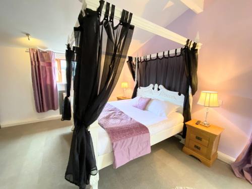 Kelty Ski Chalet | Ochil 10 with Private Hot Tub - Fife - Loch Leven - Lomond Hills