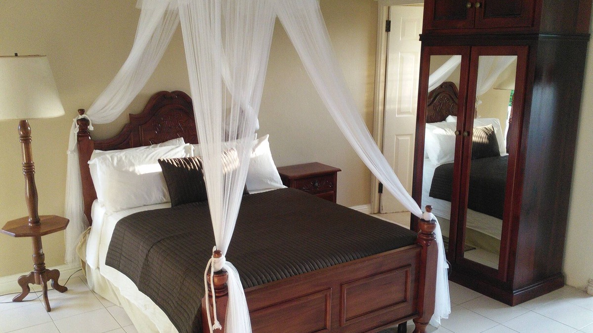 Ocho Rios Apartment | Ocho Rios Modern Self Contained Studio with pool, cable, LED TV, fast Internet.