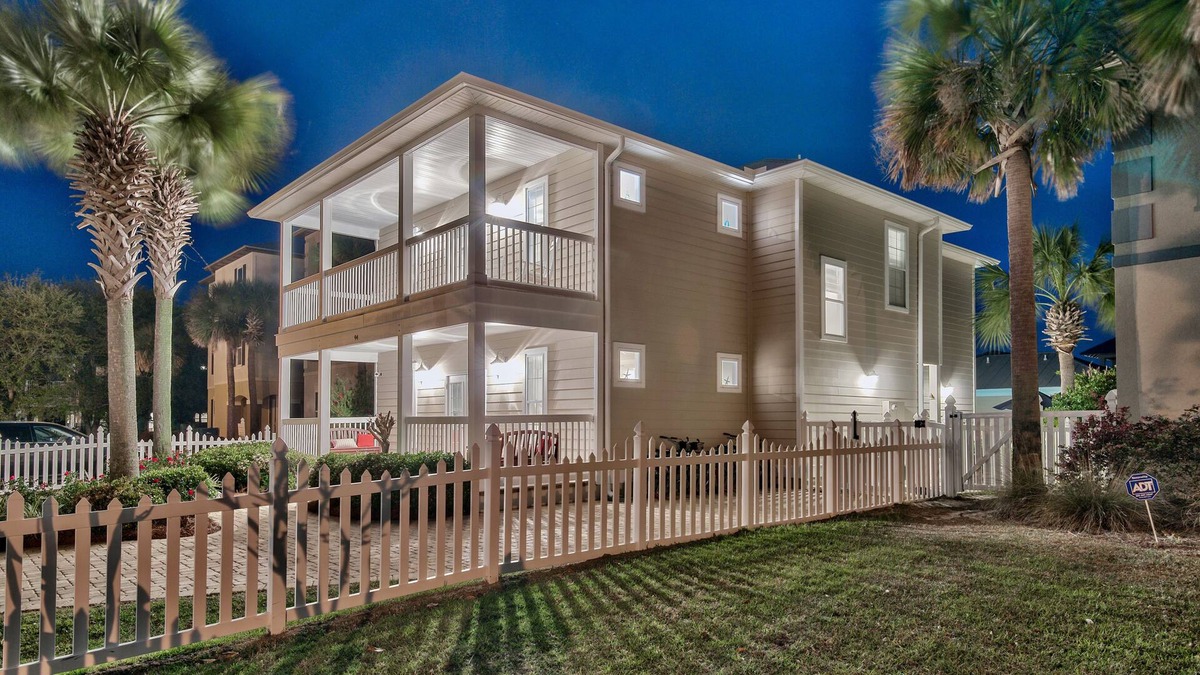 Crystal Beach House | Oct 9-12 Open! Gorgeous 6 Bed, Private Pool, Beach Service & 6 Seat Golf Cart!