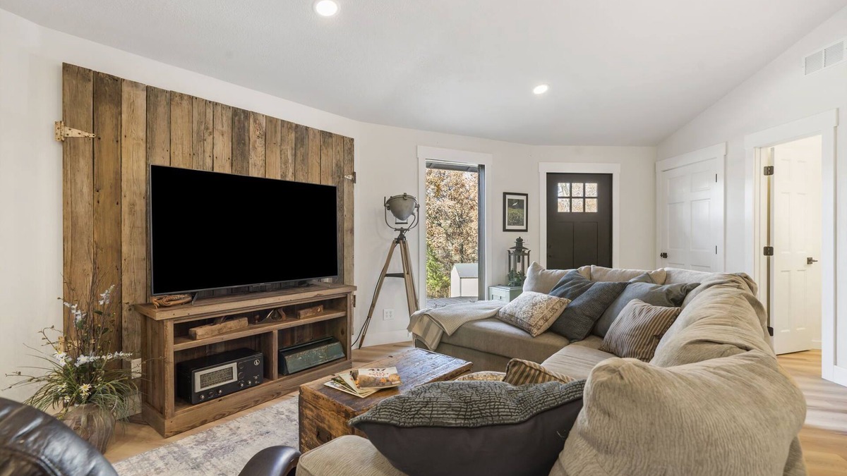 Elkland House | Octagon of the Ozark's. 10 minutes from Springfield! Remote feel, yet close.