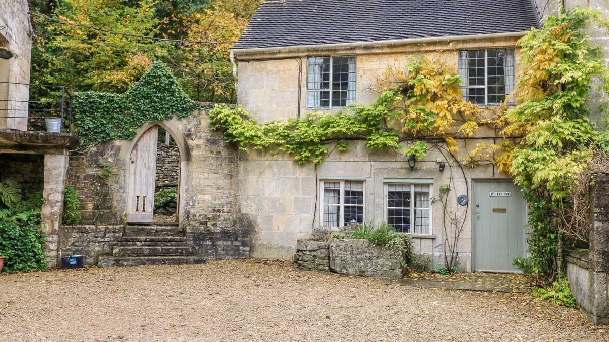 Chalford Cottage | OCTOBER COTTAGE, pet friendly in Chalford, Gloucestershire