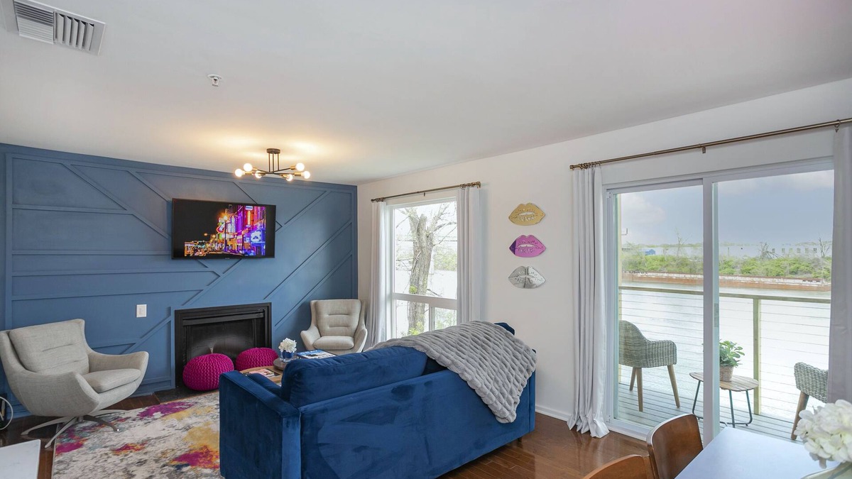 North Capitol Apartment | ❤️ of DWNTWN, Riverfront w pool, walk 2 Broadway
