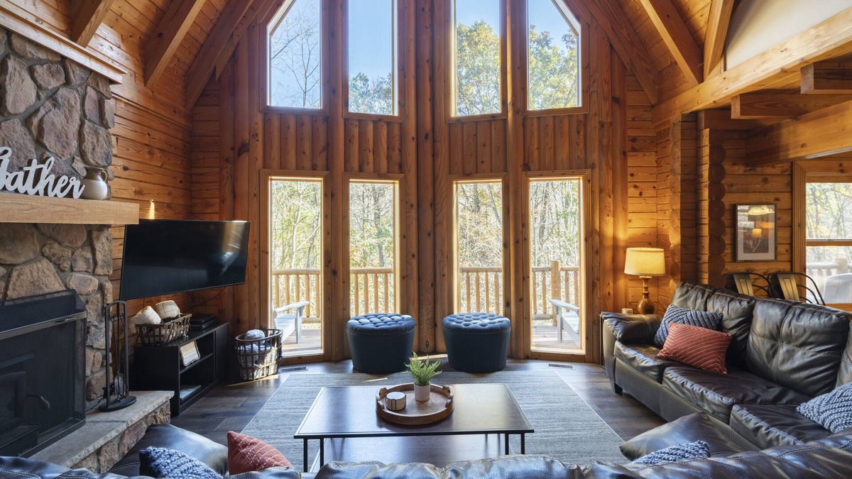 South Bloomingville Ski Chalet | ❤️ of Hocking Hills 🌲 Hot Tub, Wifi, Close to Trails + Caves, 11 Secluded Acres