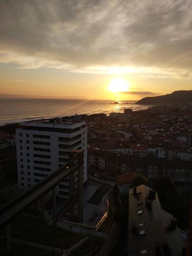Zarautz Apartment | OFERTA ESPECIAL ÚLTIMA HORA - SARAKATUA15 - vistas espectaculares - familias y parejas - 2 dormitorios independientes - amplio salón cocina comedor - tarjeta parking OTA GRATIS - Julio y agosto estancia mínima 7 noches de domingo a domingo -