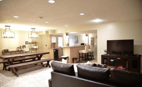 Varsity House | OFF CAMPUS UC Room