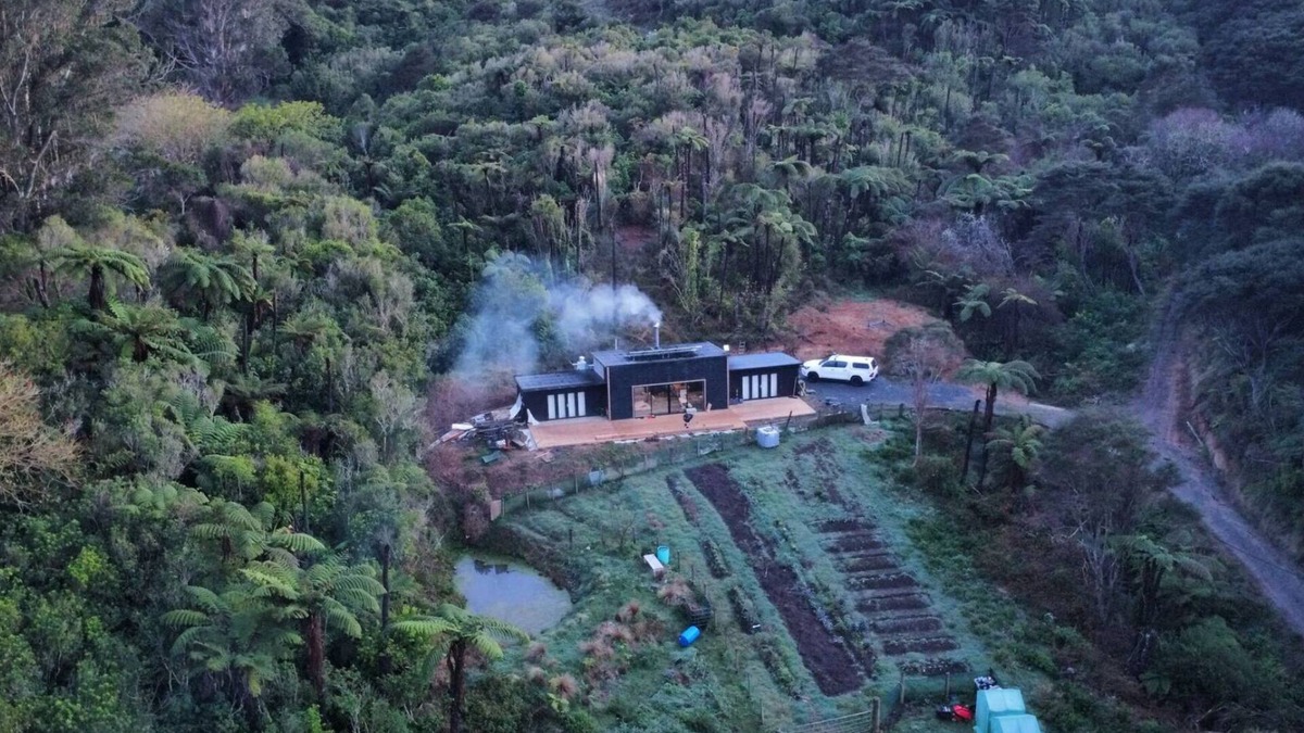 Kawhia House | Off grid cabin (pet friendly)