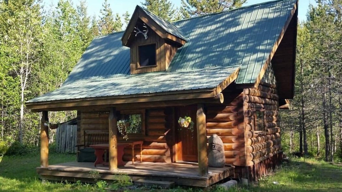 Salmon Arm Cabin | Off-grid Glamping Cabin ~ Sauna ~Larch Hills ~Near Salmon Arm