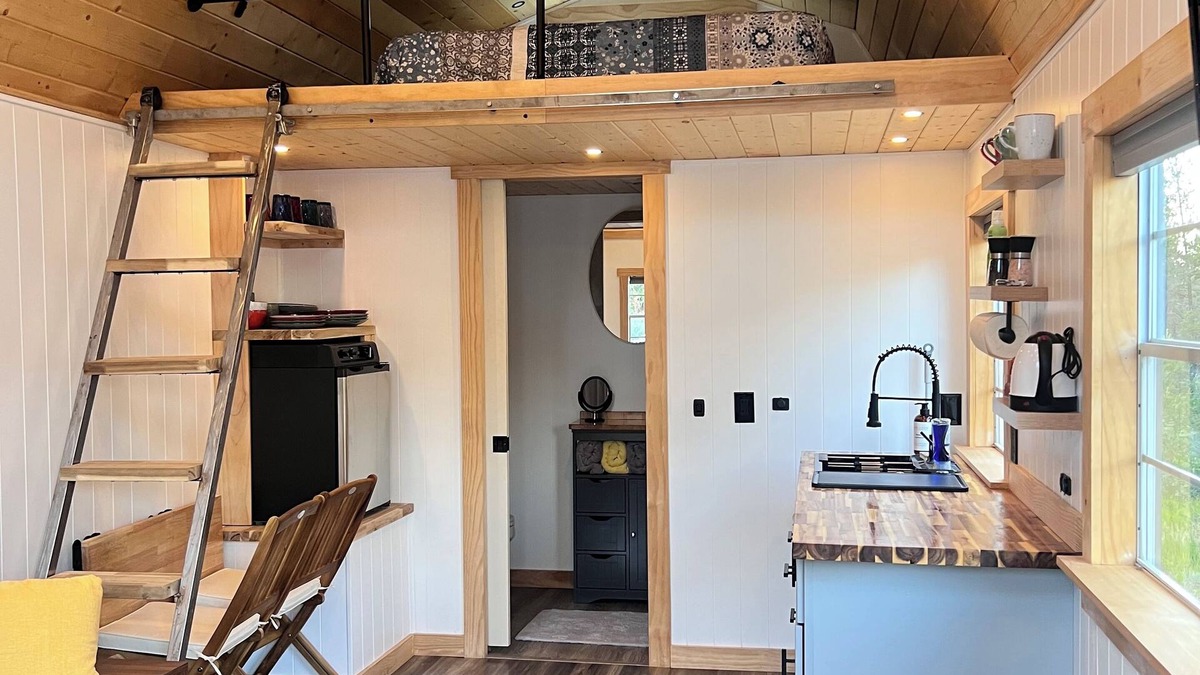 Redmond Cabin | Off grid solar powered tiny home. Remotely located yet minutes from town.