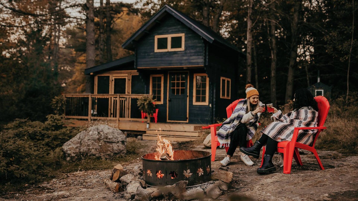 Gravenhurst Cabin | Off-Grid Summer Getaway | BBQ & Patio | Glamphouse