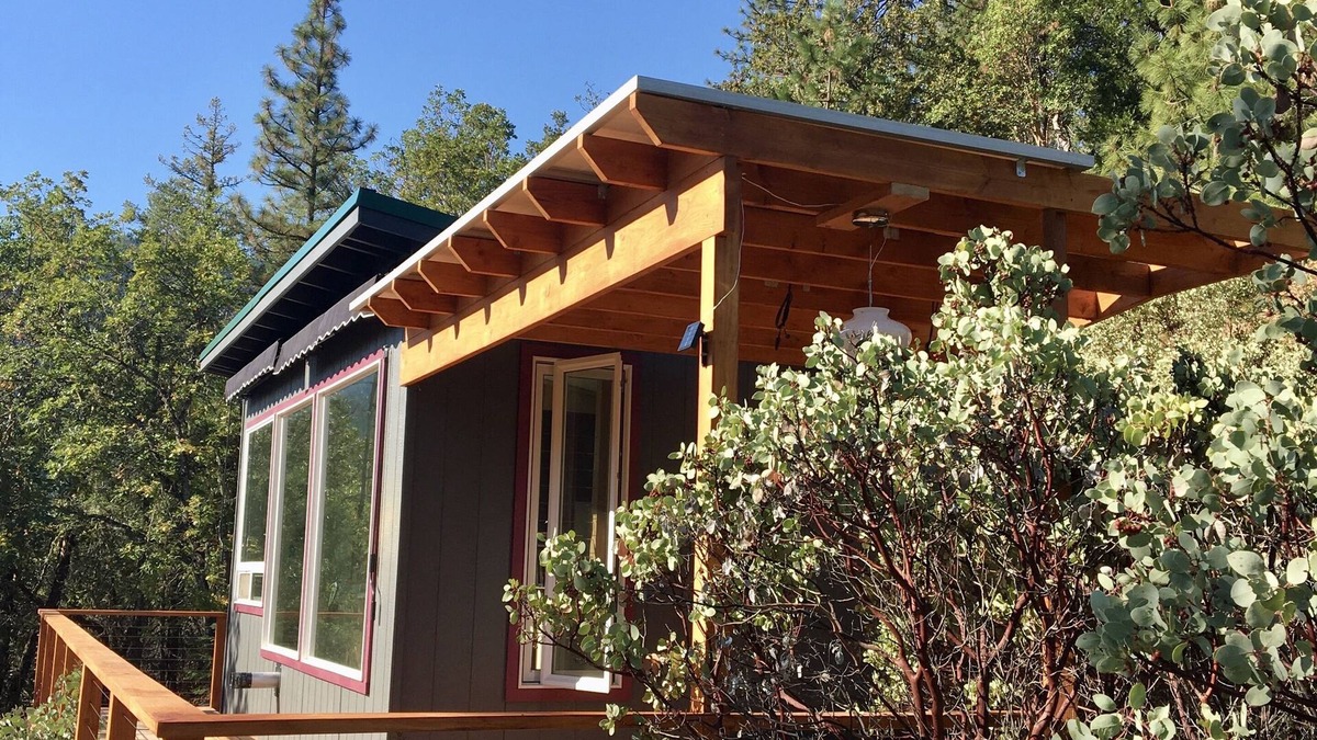 Rogue River House | Off-grid tiny home on 6 secluded acres w/outdoor soaking tubs and sauna!