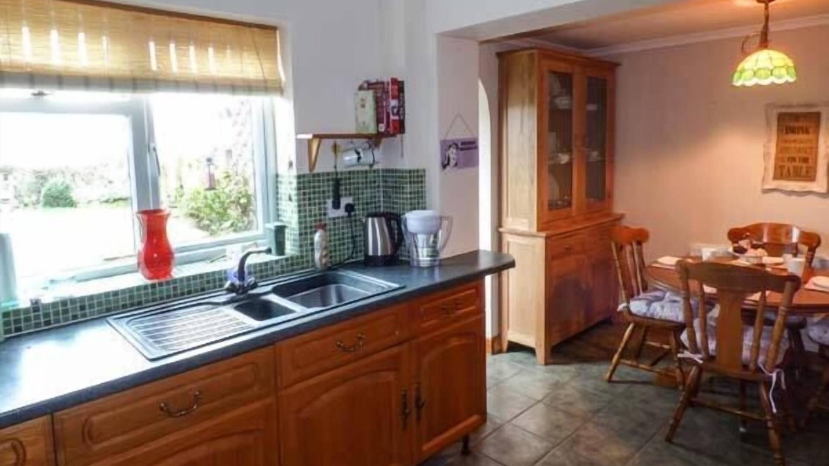 Hixon Cottage | OFF PUDDLE HILL, family friendly, with a garden in Hixon