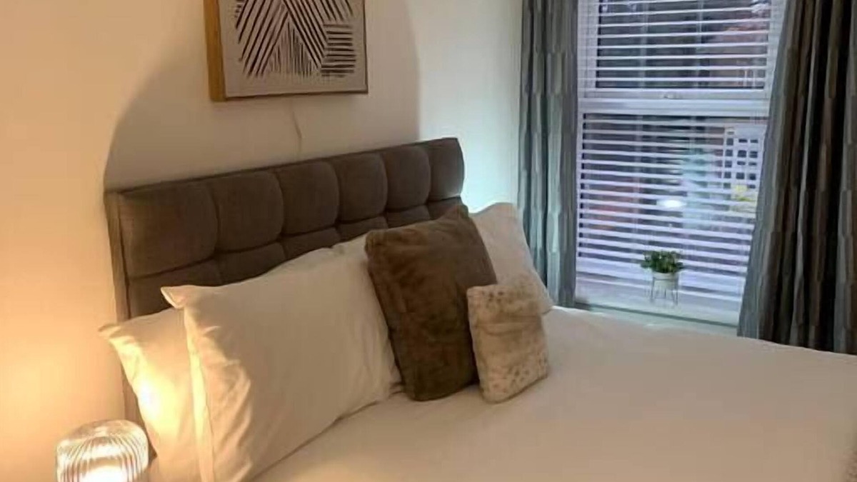 Morriston Apartment | Off Road Parking for 3, 3 Bathrooms + Garden