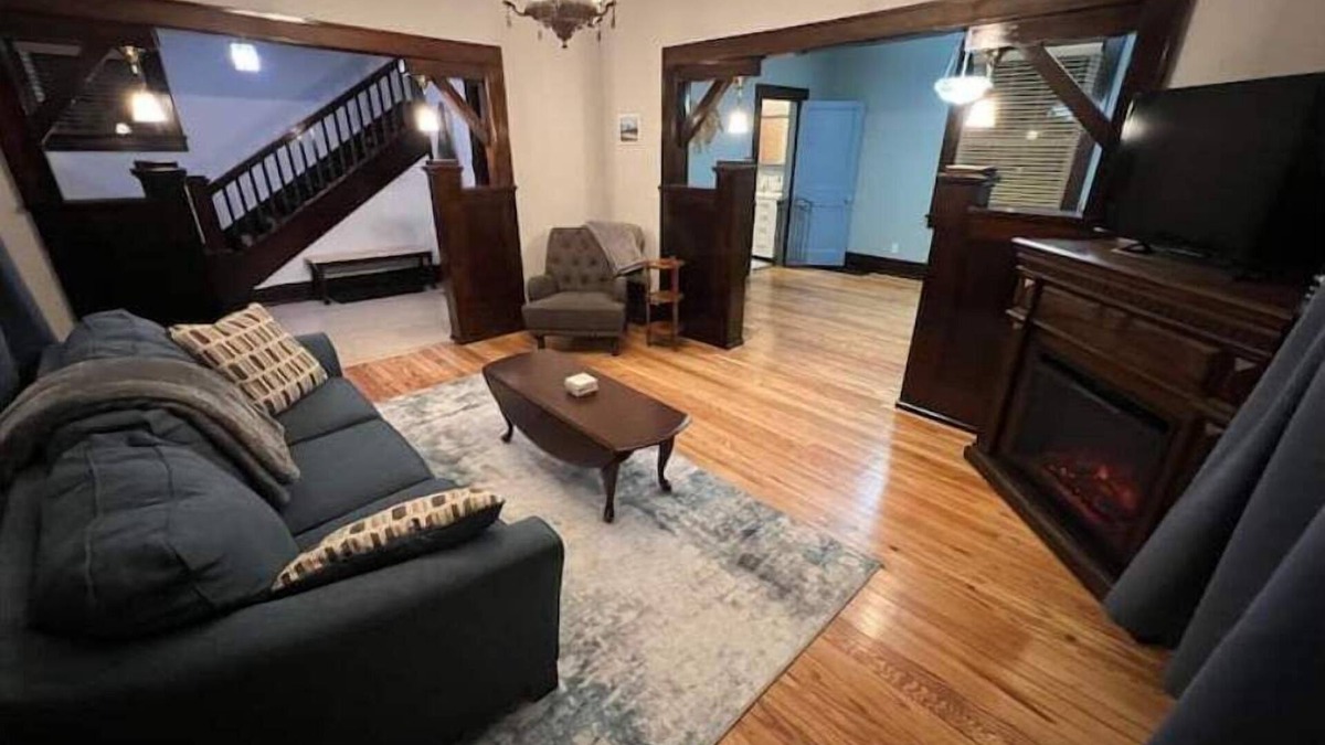 Somerset House | Off-street parking, family and pet friendly, fenced in yard, WiFi, self check-in