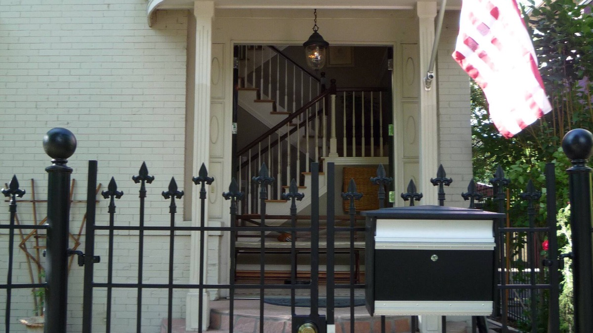 Cheesman Park House | Off the Park Walk to Everything Whole Foods, Restaurants Coffee & Bus