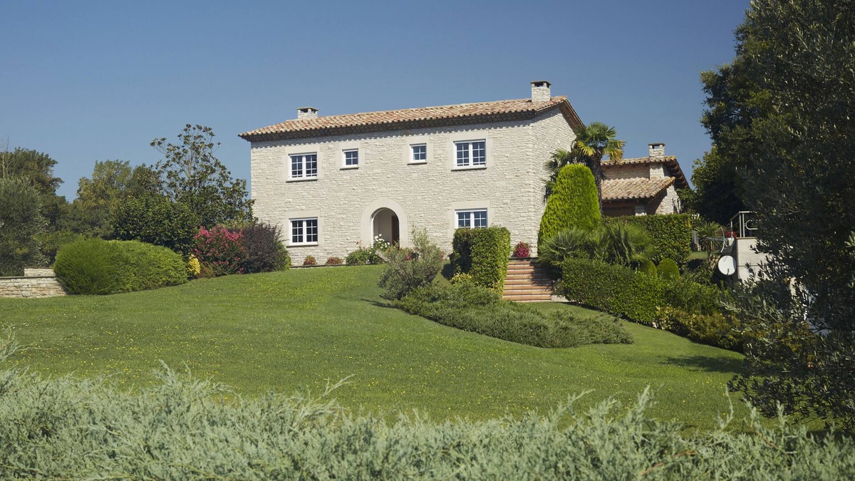 Gurb Cottage | OFFER: Exclusive rural house. Extensive private garden with swimming pool.