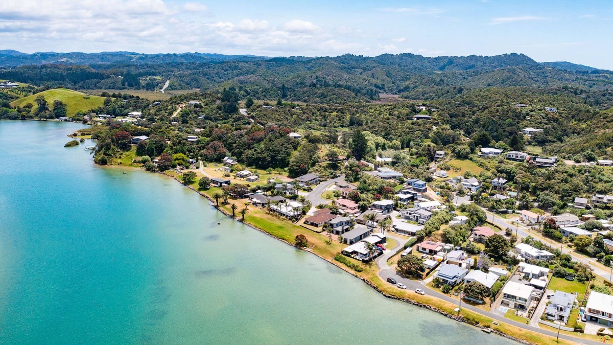 Ngunguru House | Offering a stylish Waterfront location, two properties combined!!