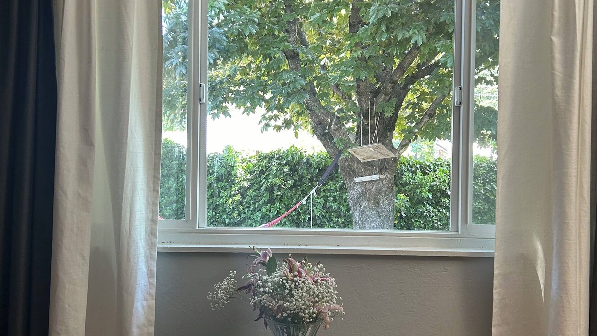 Dunsmuir House | Offers single guests & groups a quiet stay near Mt. Shasta, fuel & amenities.