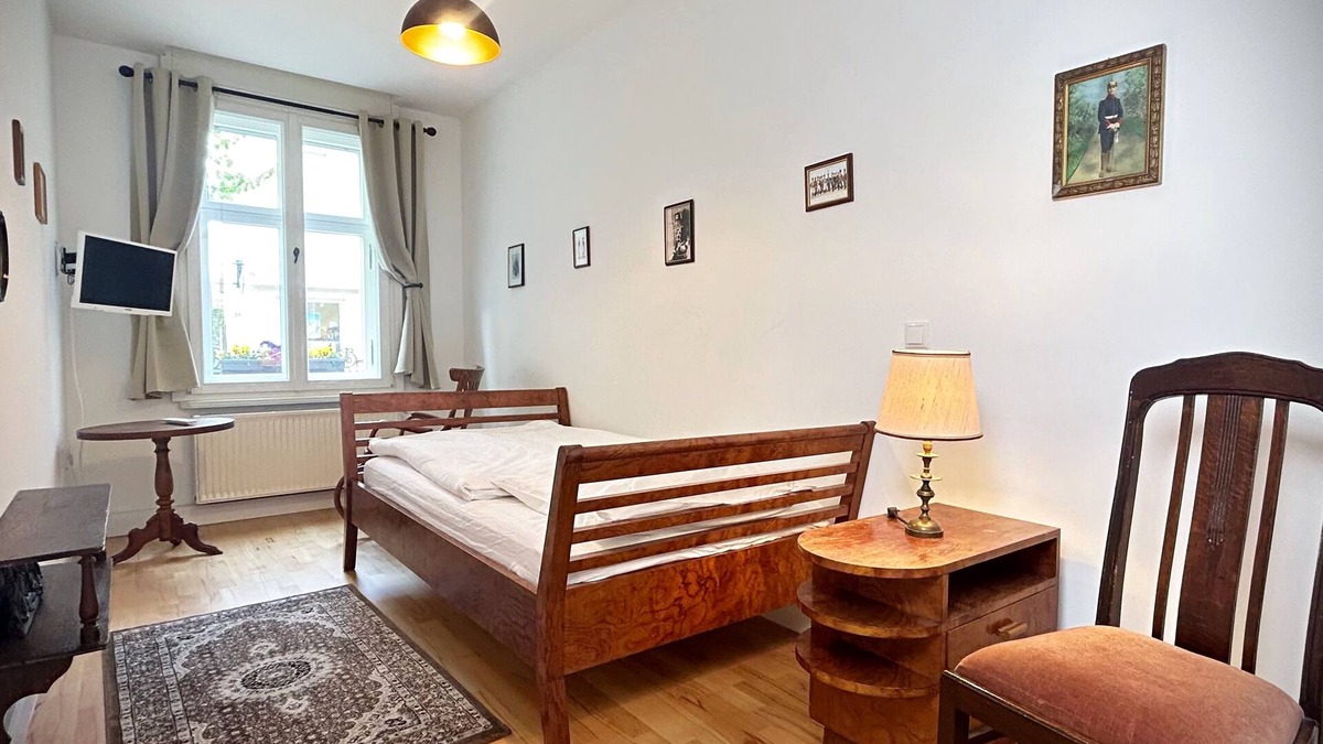 Jueterbog Apartment | Officer's Lounge - Single Bedroom