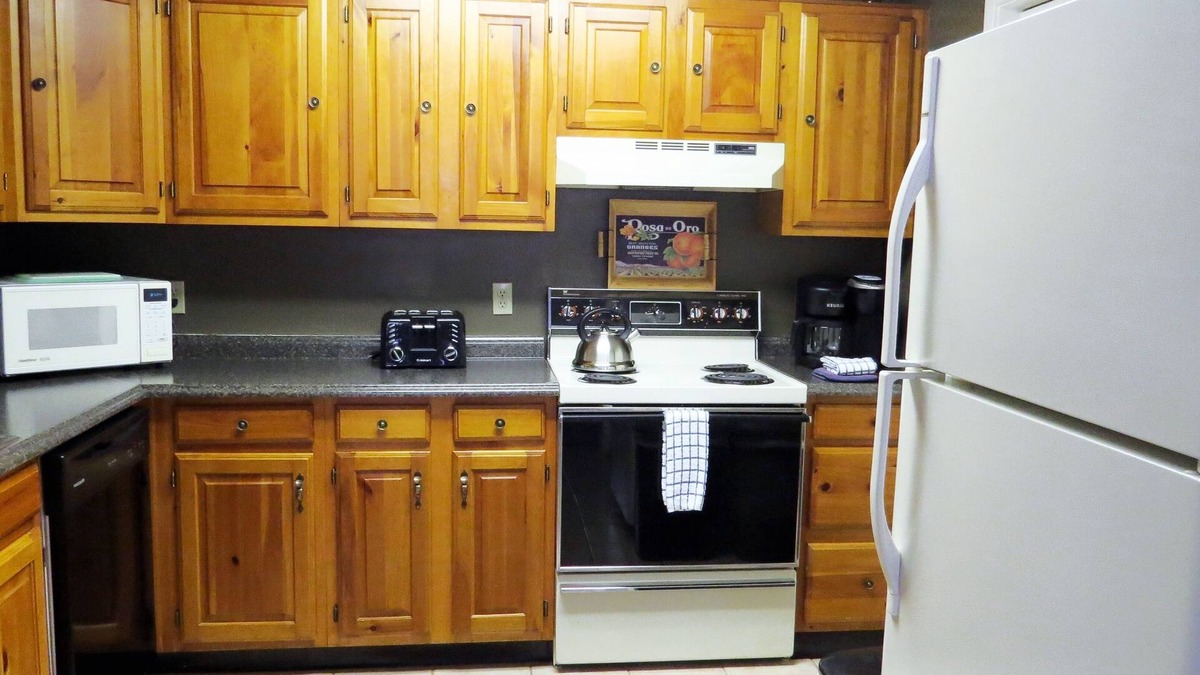 Bartlett Condo | Official Seasons RMC Condo 3E - 1 Bedroom + Loft - sleeps 10 - Dog Fees