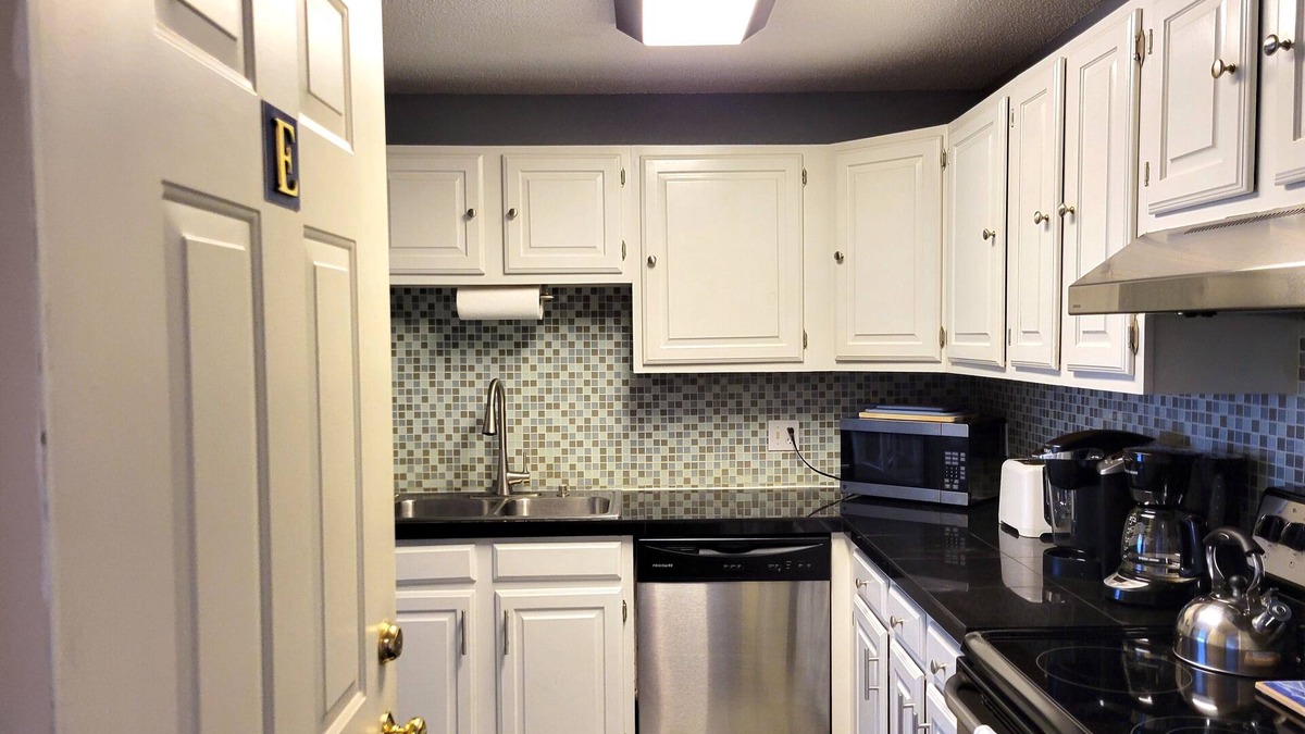 Bartlett Condo | Official Seasons RMC Condo 17E - 1 bedroom + Loft - sleeps 8 - Dog Fees