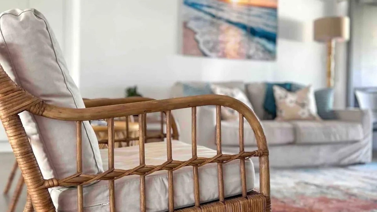 Middleton House | Offshore Beach House - Wi-fi & linen included