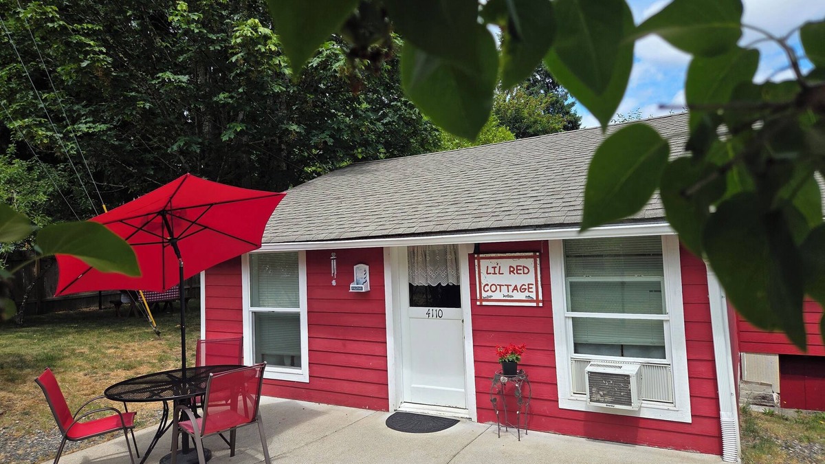 East Olympia Cottage | Offut Lake! Pet friendly cottage with lake access. Bring your fishing rod!