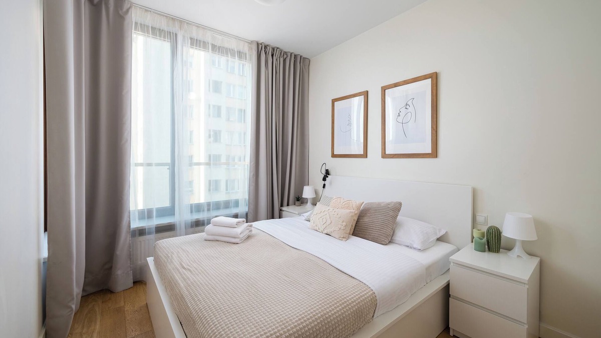 Mirow Apartment | Ogrodowa Peaceful White Apartment