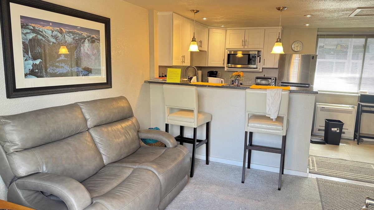 East Gate House | Oh Man, are we in a good spot! — Private bungalow