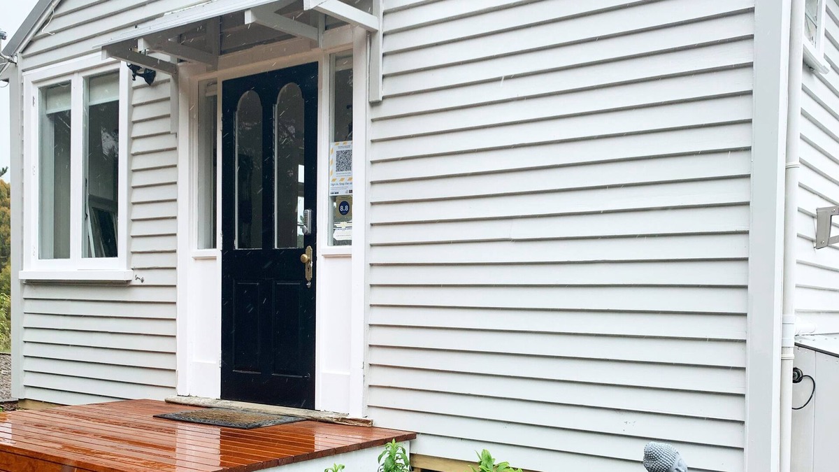 Wellington Cottage | Ohariu Farm Cottage -Wellington Couples or Singles