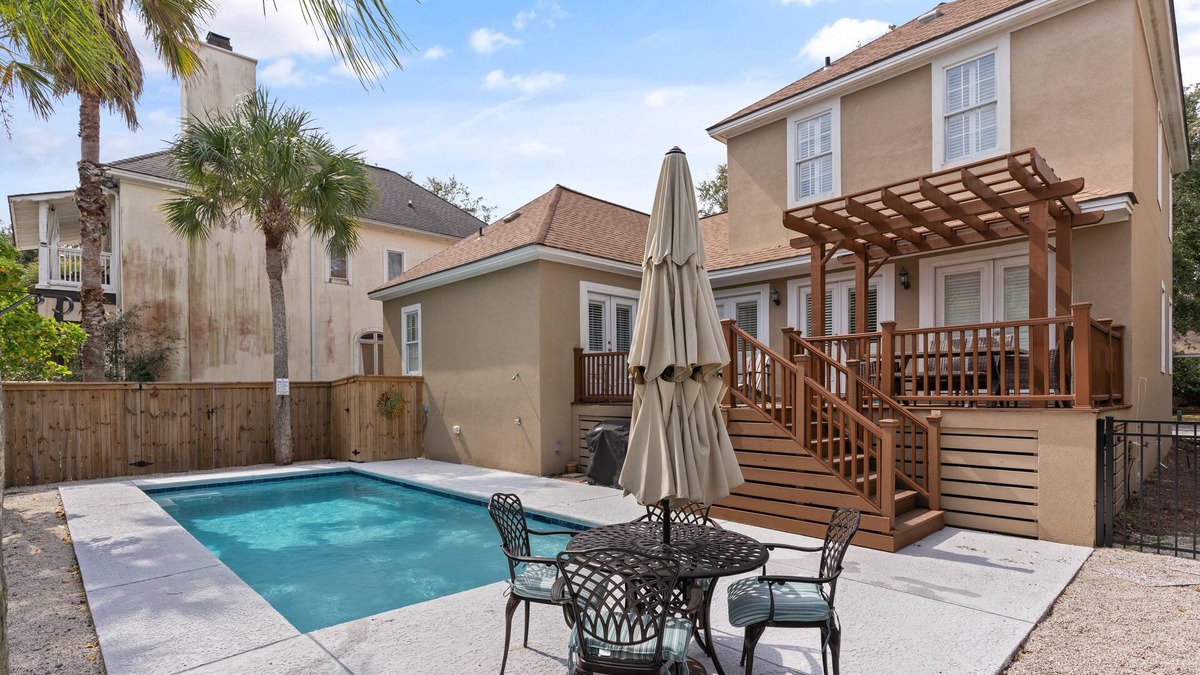 King City House | Ohhh so close to the Village with a POOL! Sleeps 8