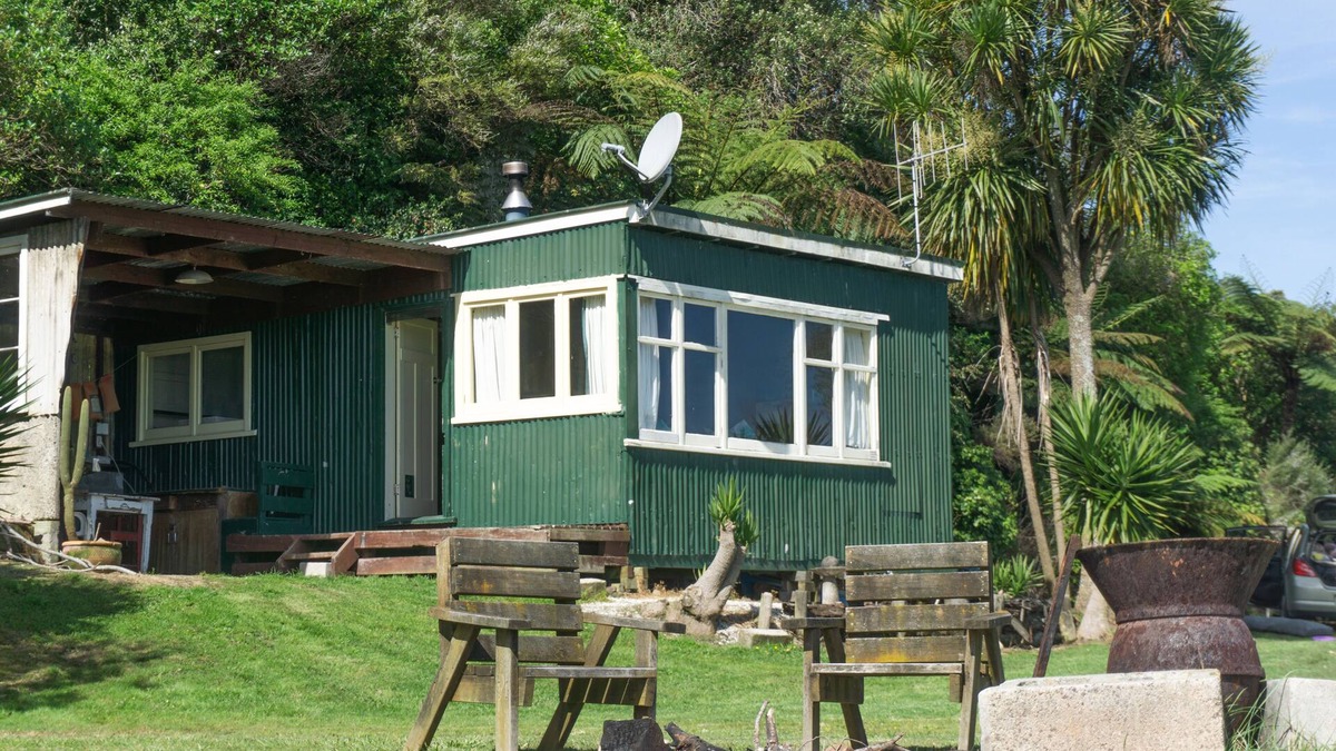 Waiotahi House | OHIWAHEAVEN True traditional Kiwi Bach Secluded!!
