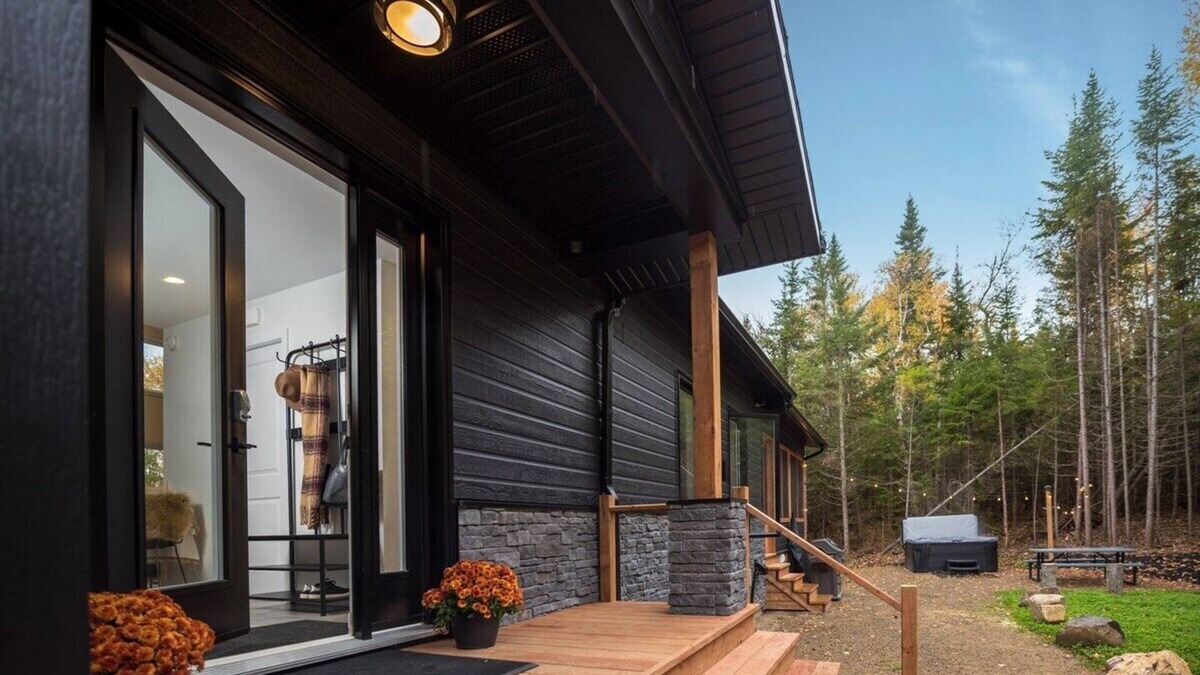 Les Eboulements Ski Chalet | Okanagan 97: Spacious & Tranquil in Prime Location