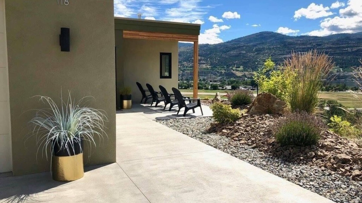 Okanagan-Similkameen House | Okanagan getaway in the middle of a vineyard and an Estate Winery