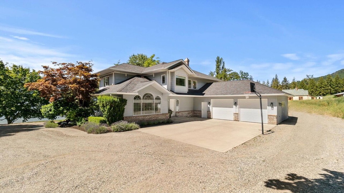 Central Okanagan House | Okanagan Lake Private Beachfront Retreat – 4-Bedroom Spacious Home Sleeps 8