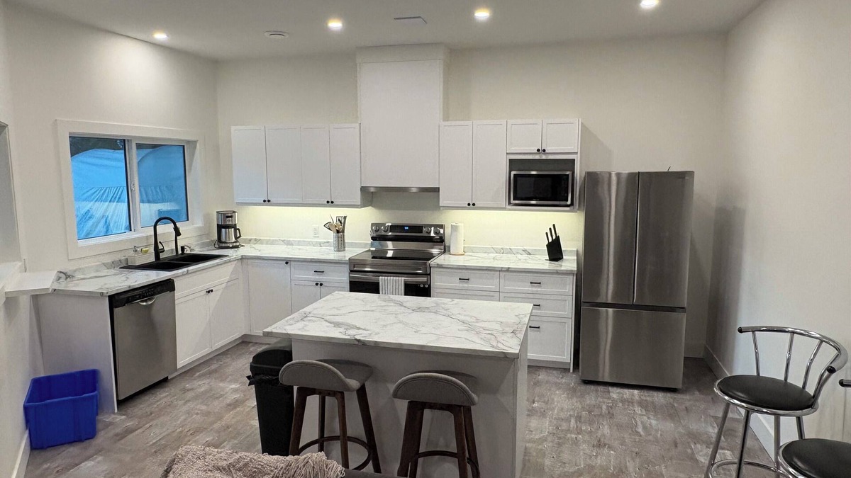 McKinley Apartment | Okanagan Lake Retreat Near Beach, Dock & Wineries Stylish & Cozy