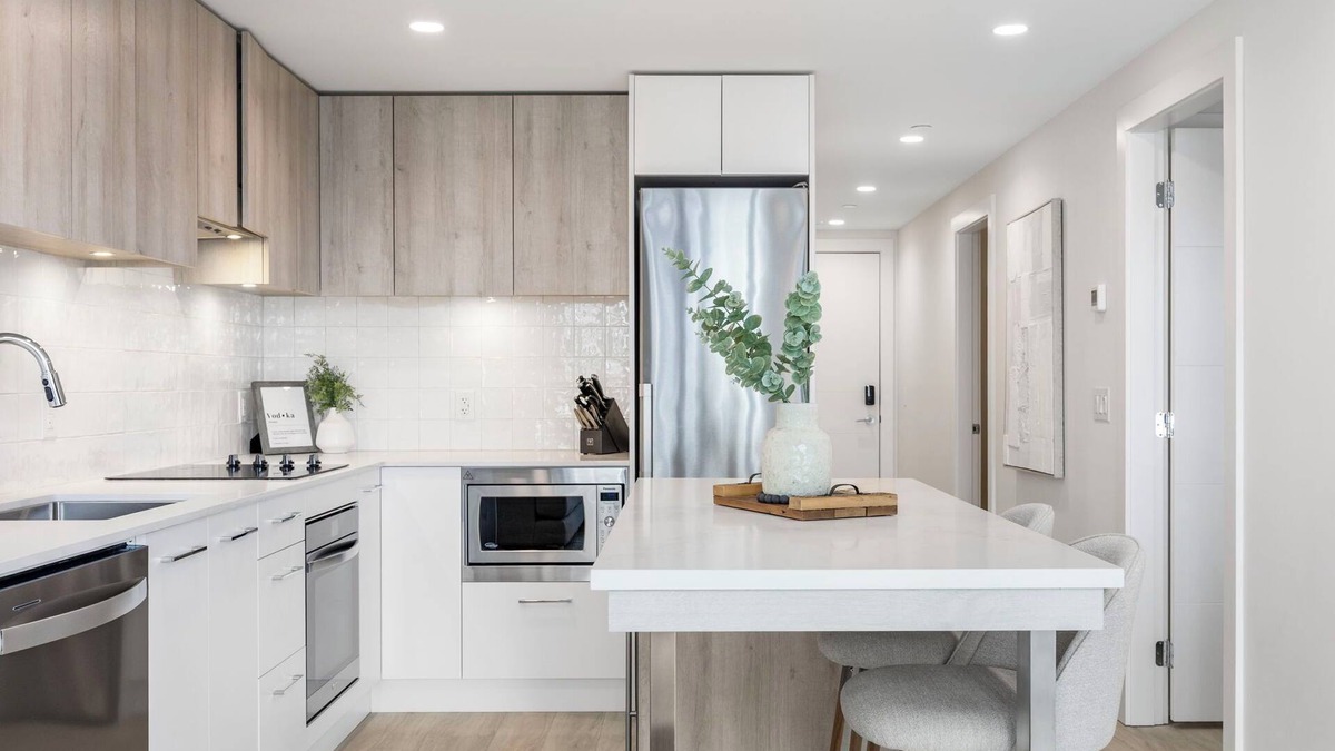 South Pandosy Apartment | Okanagan Lakefront Luxury - 2 bed 2 bath lakeview condo