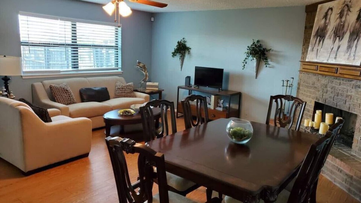 Oklahoma City House | OKC - Curtis · Self Check-in-King-Fast wifi-20min 2 anywhere