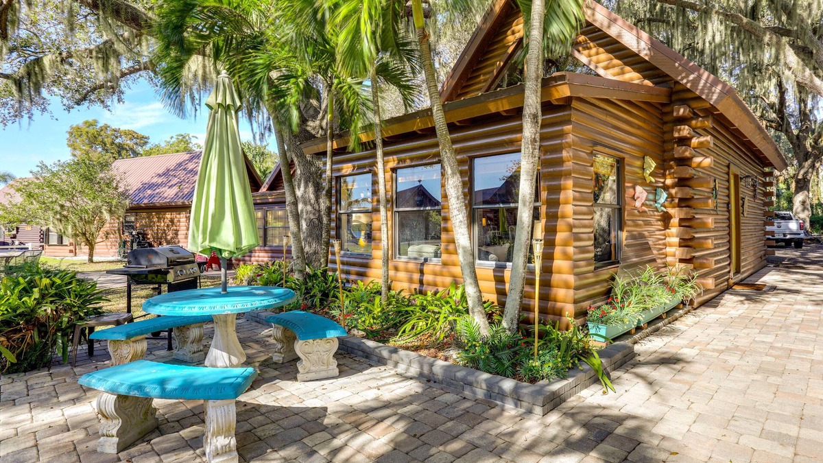 Okeechobee Cabin | Okeechobee Cabin w/Patio & Community Pool!
