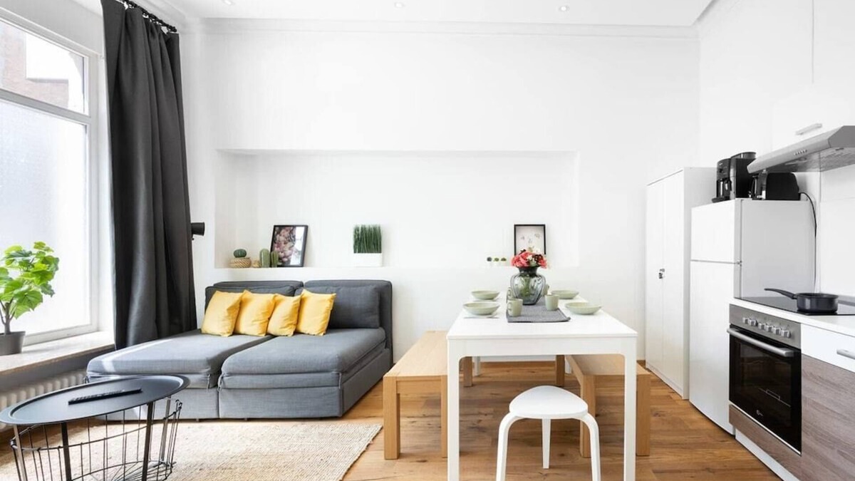Am Alten Sudlichen Friedhof Apartment | Oktoberfest Oasis for up to 12