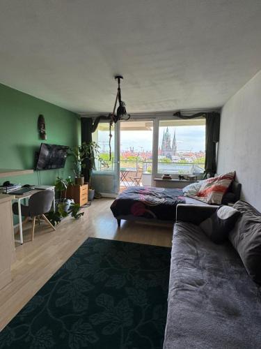 Schwanthalerhohe Apartment | Oktoberfest View Central Munich Balcony