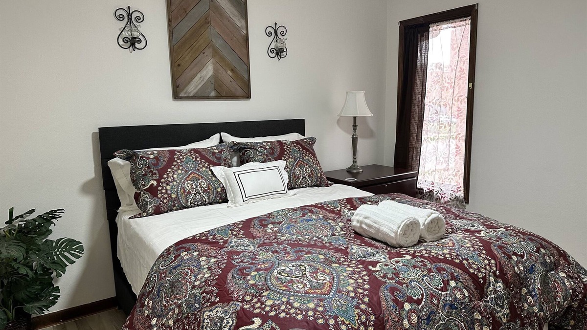 Springfield Apartment | Old Aristocracy Hill 1BR Quiet Apartment Downtown!